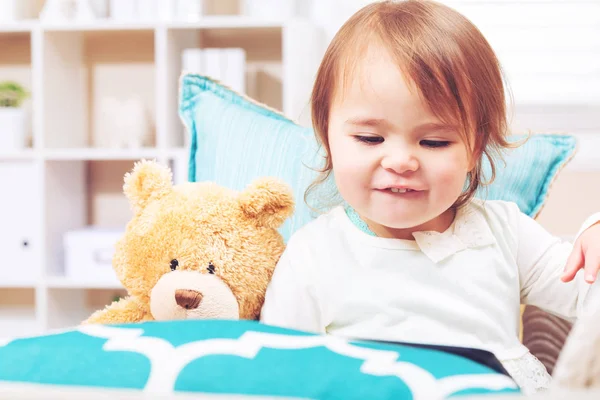 Chica viendo su tableta — Foto de Stock