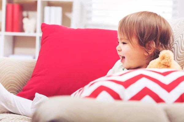 Småbarn flicka skrattar — Stockfoto