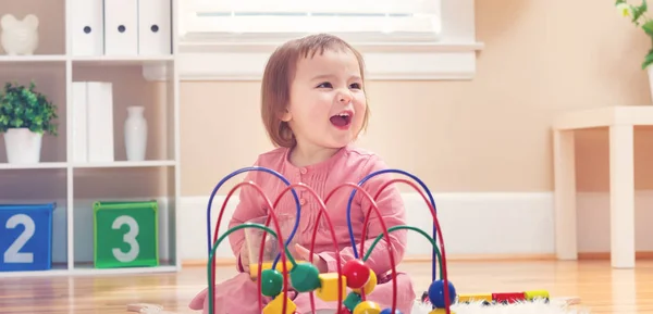 Glückliches Kleinkind Mädchen beim Spielen — Stockfoto