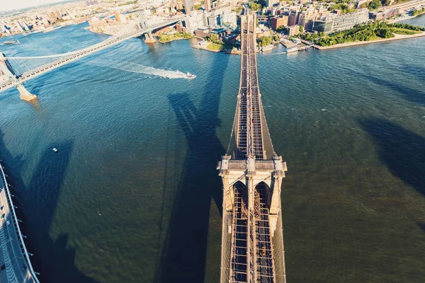 Brooklyn Bridge över East River — Stockfoto