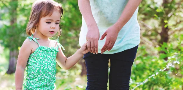 Flicka som håller hand med sin mor — Stockfoto