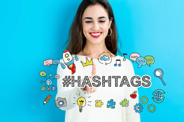 Hashtags tekst met jonge vrouw — Stockfoto