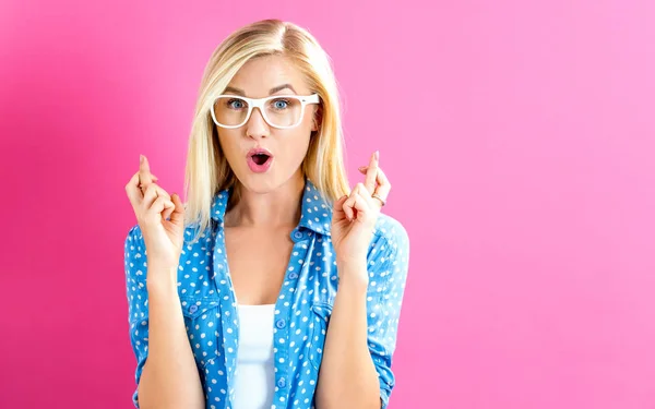 Jonge vrouw die wensen voor goed geluk — Stockfoto