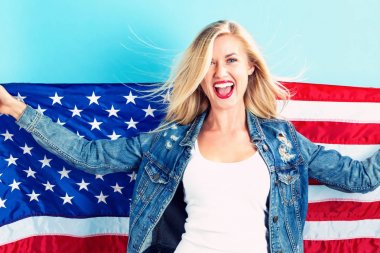 Amerikan bayrağı tutan kadın
