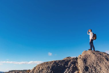  Bir uçurumun kenarında bir adam 