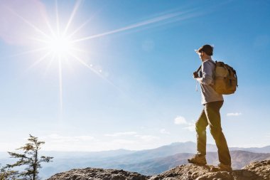 Kenarında yürüyen adam 