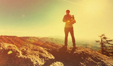 Bir uçurumun kenarında yürüyen adam