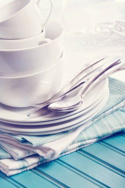 temiz beyaz tabak ve bardak 