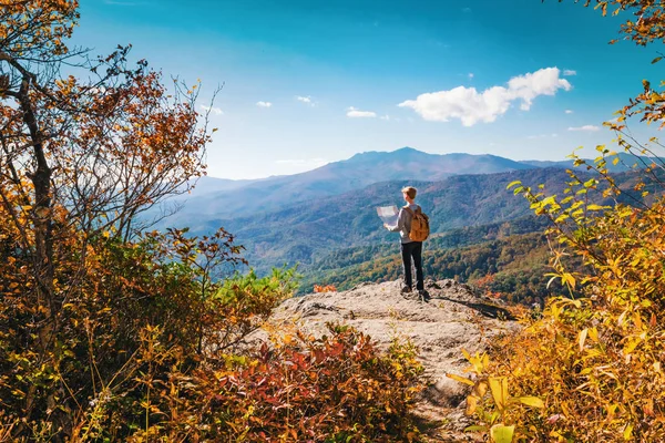 Man at the edge of a cliff — Stock Photo, Image