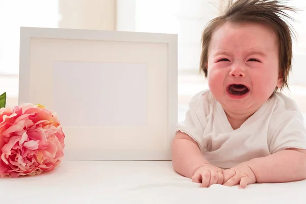 Babyjongen met fotolijstjes — Stockfoto