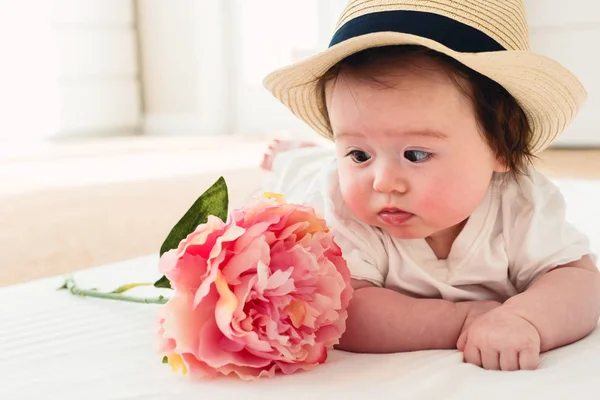 Bébé garçon avec fleur rose — Photo