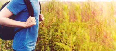 Adam yürüyen bir sırt çantası ile