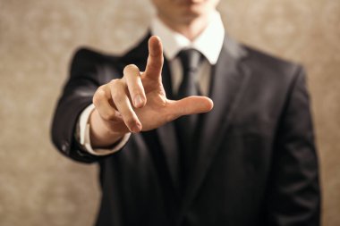 İşadamı bir şeye işaret ediyor.