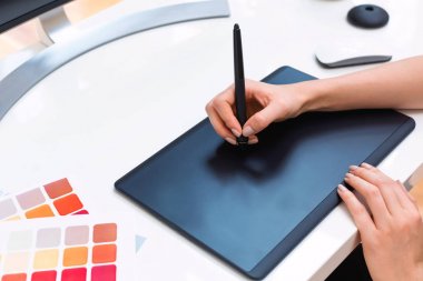 onun grafik tablet kullanarak Tasarımcısı