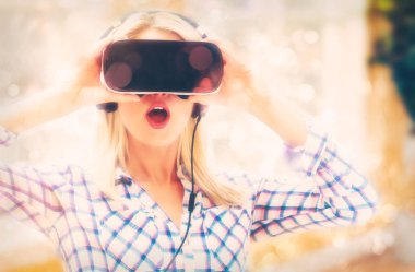  Bir sanal gerçeklik kulaklık kullanan kadın