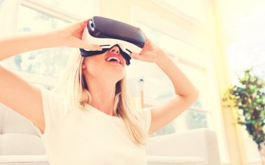  Bir sanal gerçeklik kulaklık kullanan kadın