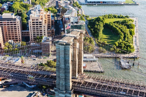 Brooklyn Bridge sobre o East River — Fotografia de Stock