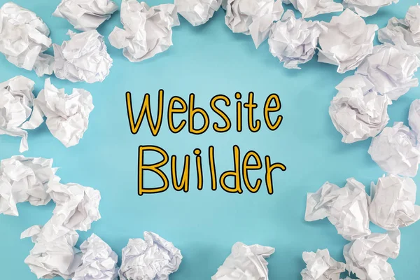 Website Builder tekst met verfrommeld papier ballen — Stockfoto