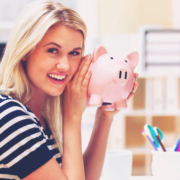 Mulher com um banco porquinho — Fotografia de Stock