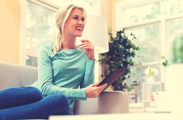 Woman using her tablet computer — Stock Photo, Image