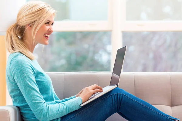 Vrouw met behulp van haar laptop — Stockfoto