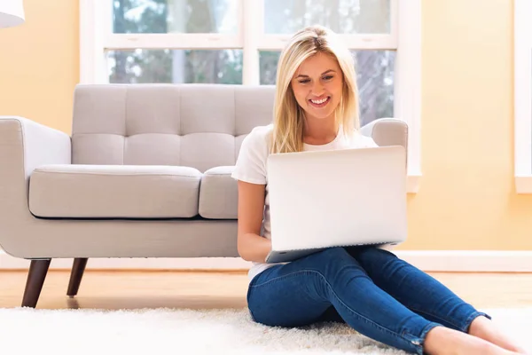 Woman using her laptop — Stock Photo, Image