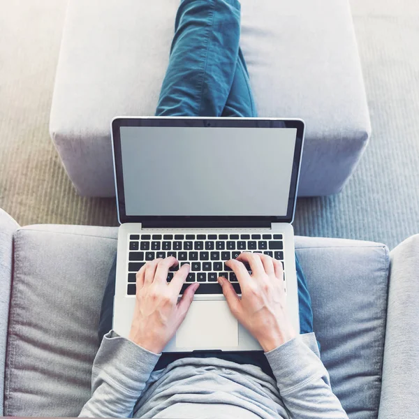 Homme sur un ordinateur portable dans la chambre — Photo