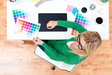 Grafik tasarımcısı grafik tabletini kullanıyor