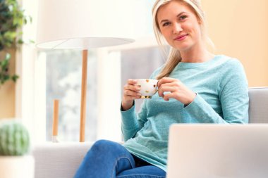 Genç bayan kahve içiyor.