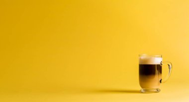 Bir fincan taze kahve. 