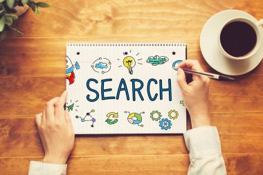 Bir kalem tutan bir kişi arama metni