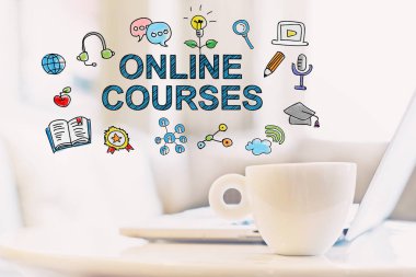 Bir fincan kahve ile online kurslar kavramı