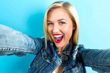 Genç bir kadın selfie çekiyor. 