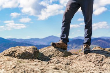 Bir uçurumun kenarında bir adam