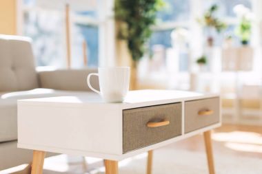 Kahve fincanı ve gri midcentury loveseat