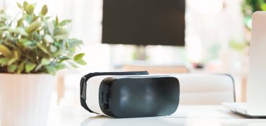 Sanal gerçeklik kulaklık aygıtı