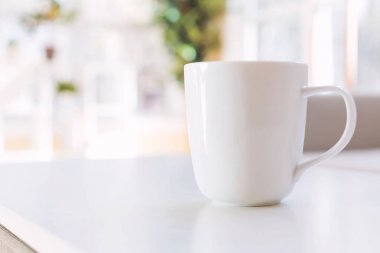 Kahve fincanı ve gri midcentury loveseat