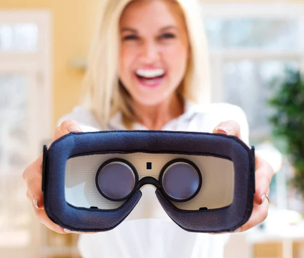 Mulher usando fone de ouvido realidade virtual — Fotografia de Stock