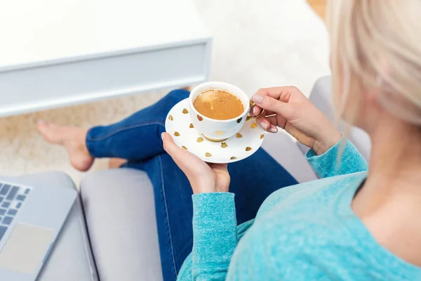 Frau trinkt eine Tasse Kaffee — Stockfoto