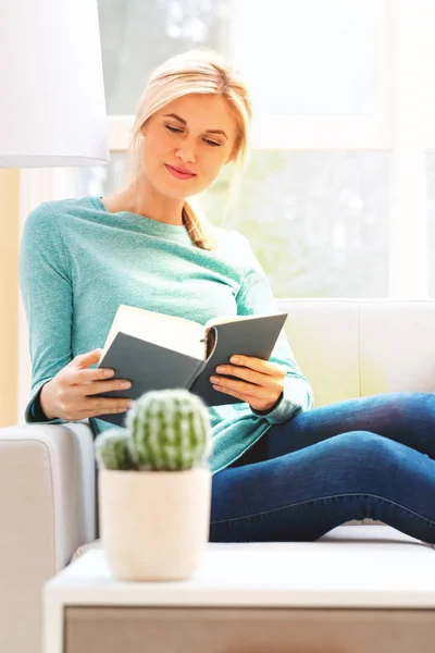 Heureuse Jeune femme lisant un livre — Photo
