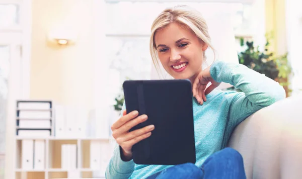 Mulher usando seu computador tablet — Fotografia de Stock