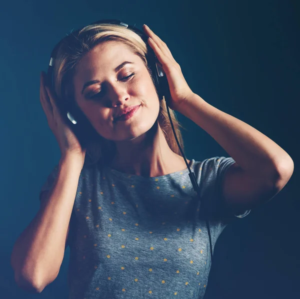 Šťastná mladá žena se sluchátky — Stock fotografie