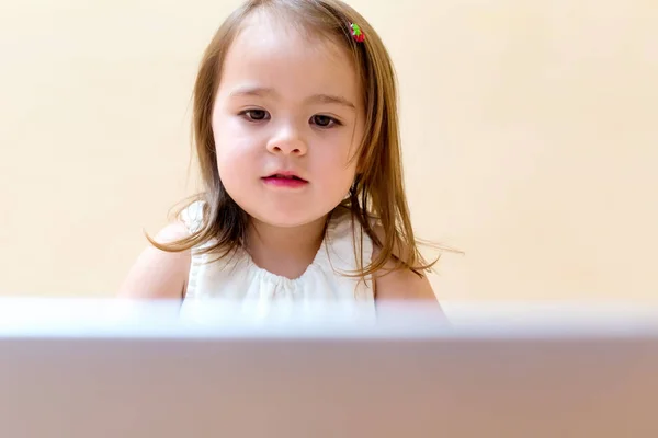 Petite fille avec son ordinateur portable — Photo