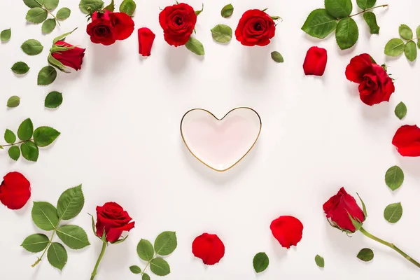 Corazón con rosas y hojas — Foto de Stock