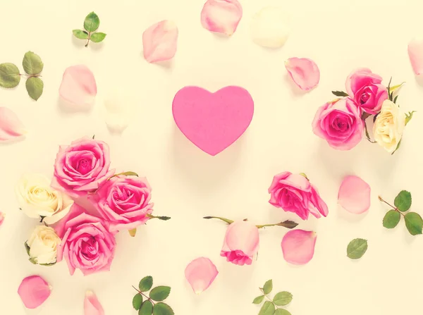 Heart with roses and leaves — Stock Photo, Image