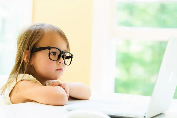 Niña con su computadora portátil — Foto de Stock