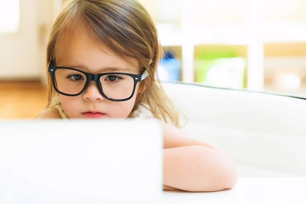 Meisje met haar laptopcomputer — Stockfoto