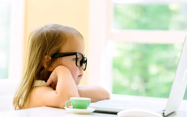 Meisje met haar laptopcomputer — Stockfoto