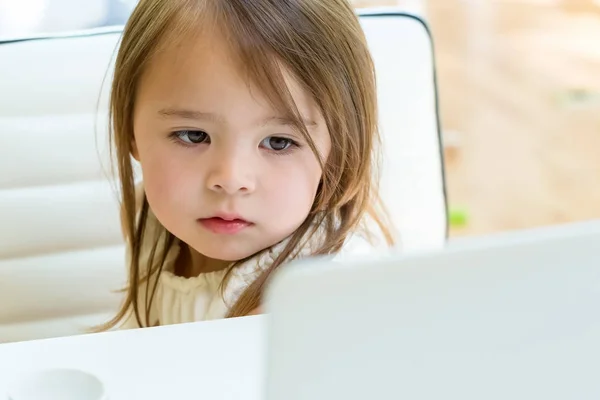 Meisje met haar laptopcomputer — Stockfoto