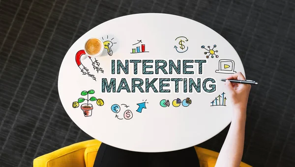 Internet Marketing Text auf einem weißen Tisch — Stockfoto